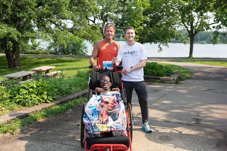 A marathon field including a racer in a duo racing chair